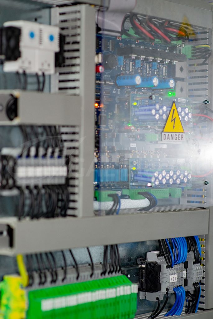 Calypso del Caribe — Corrección de factor de potencia y regulación de voltaje